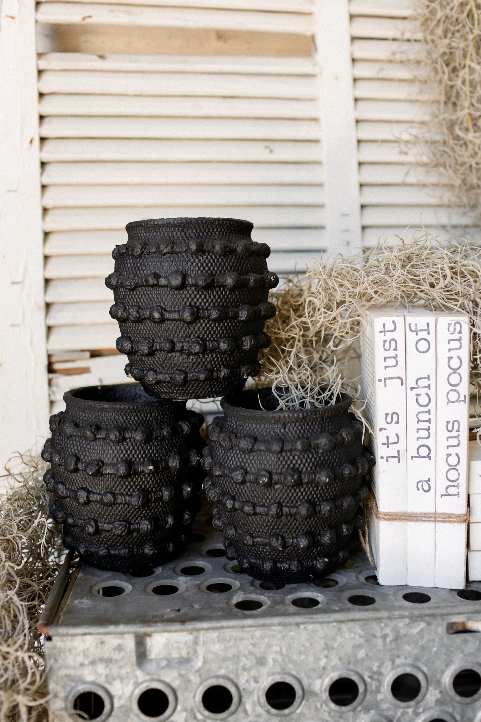 Black Harbor Textured Pot