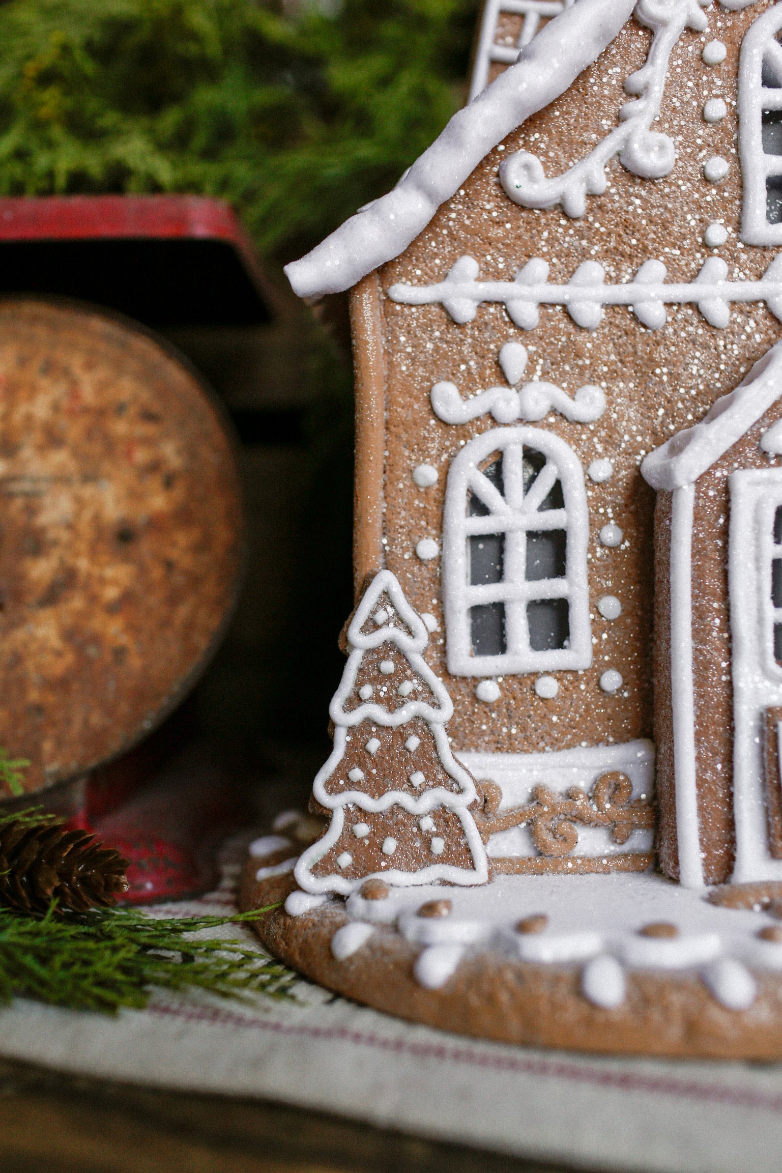 White Icing Gingerbread House (XL)