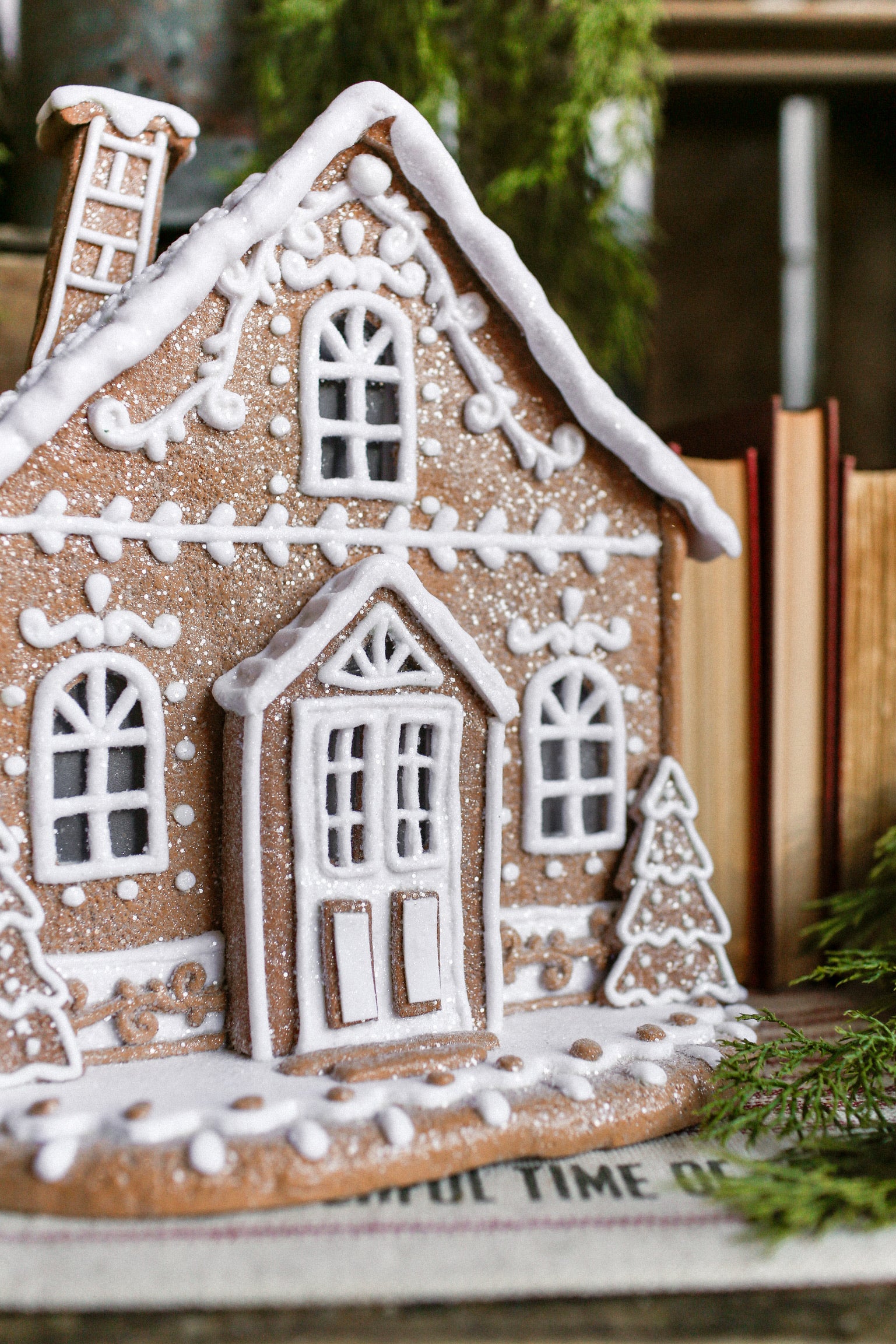 White Icing Gingerbread House (XL)