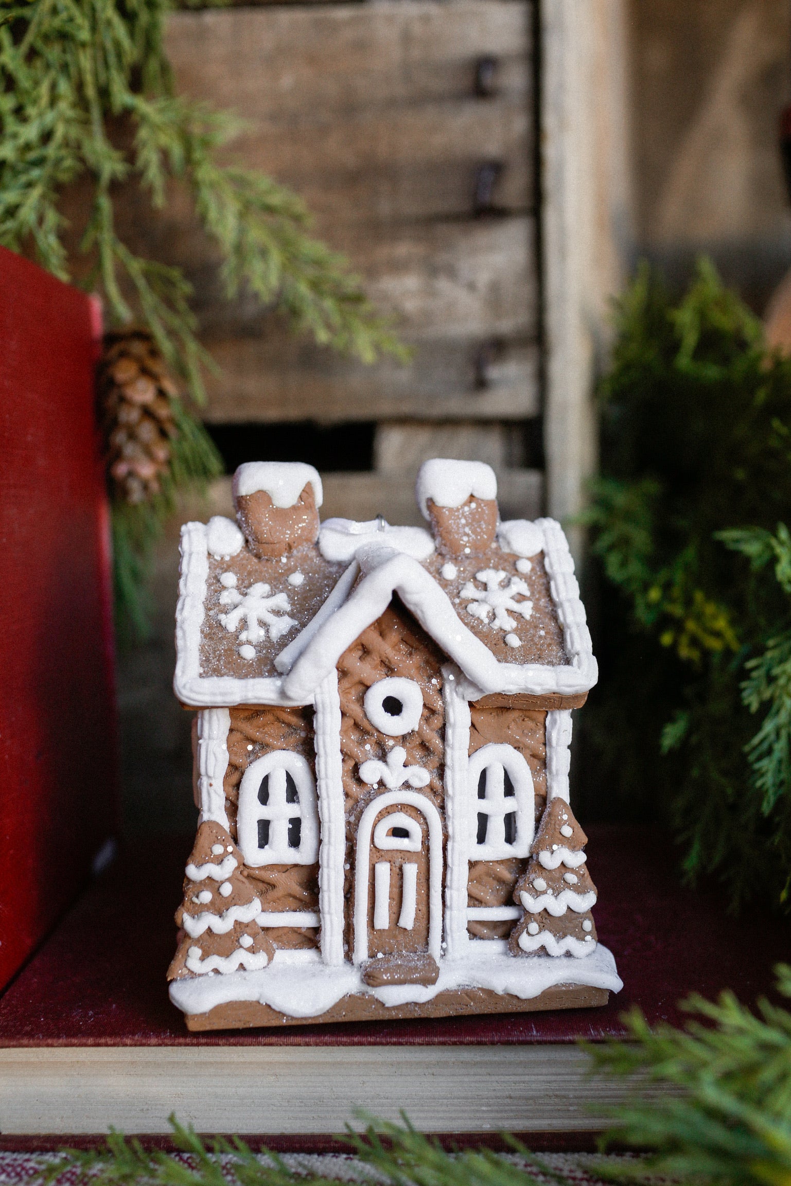 White Lighted Gingerbread House (S)