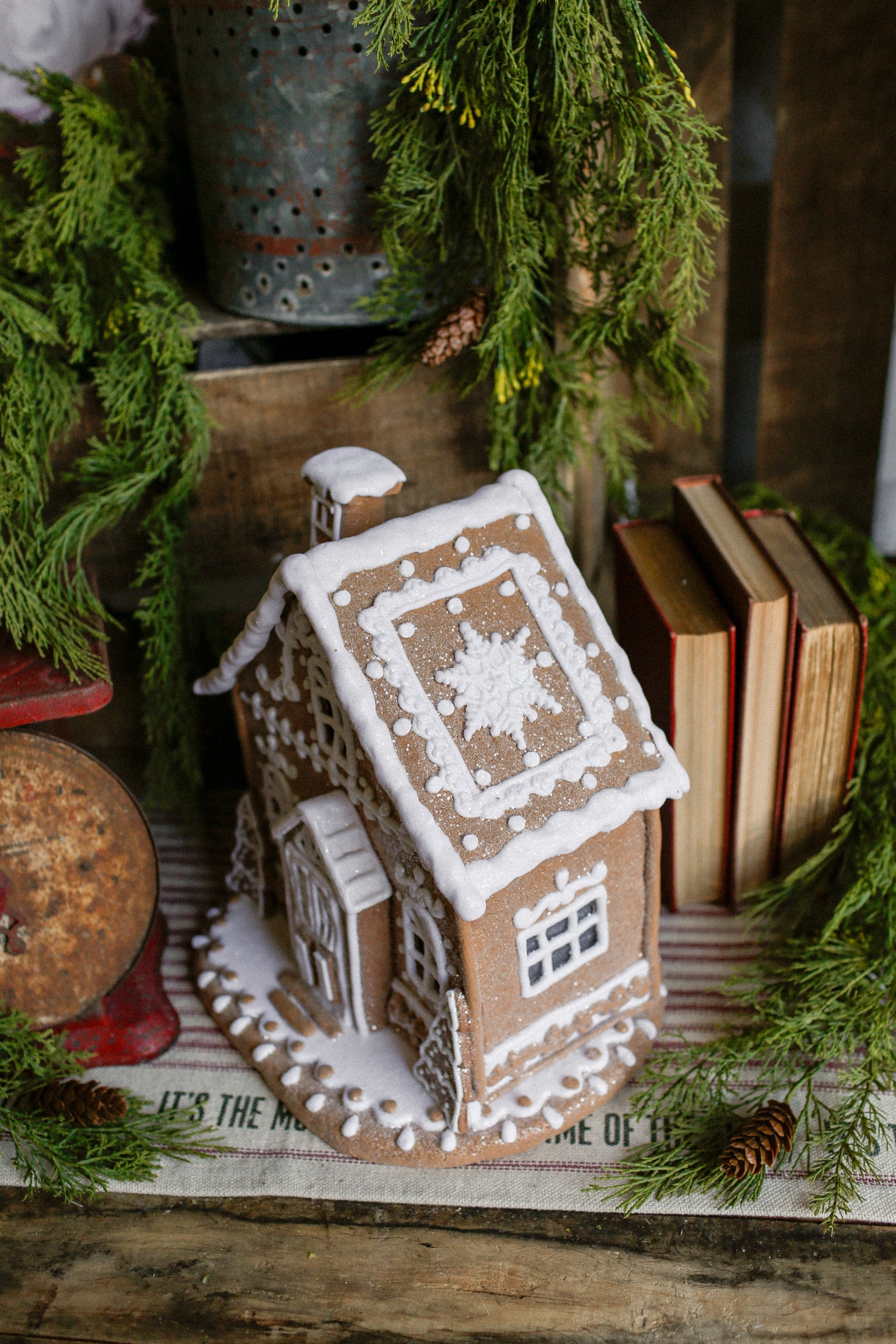 White Icing Gingerbread House (XL)