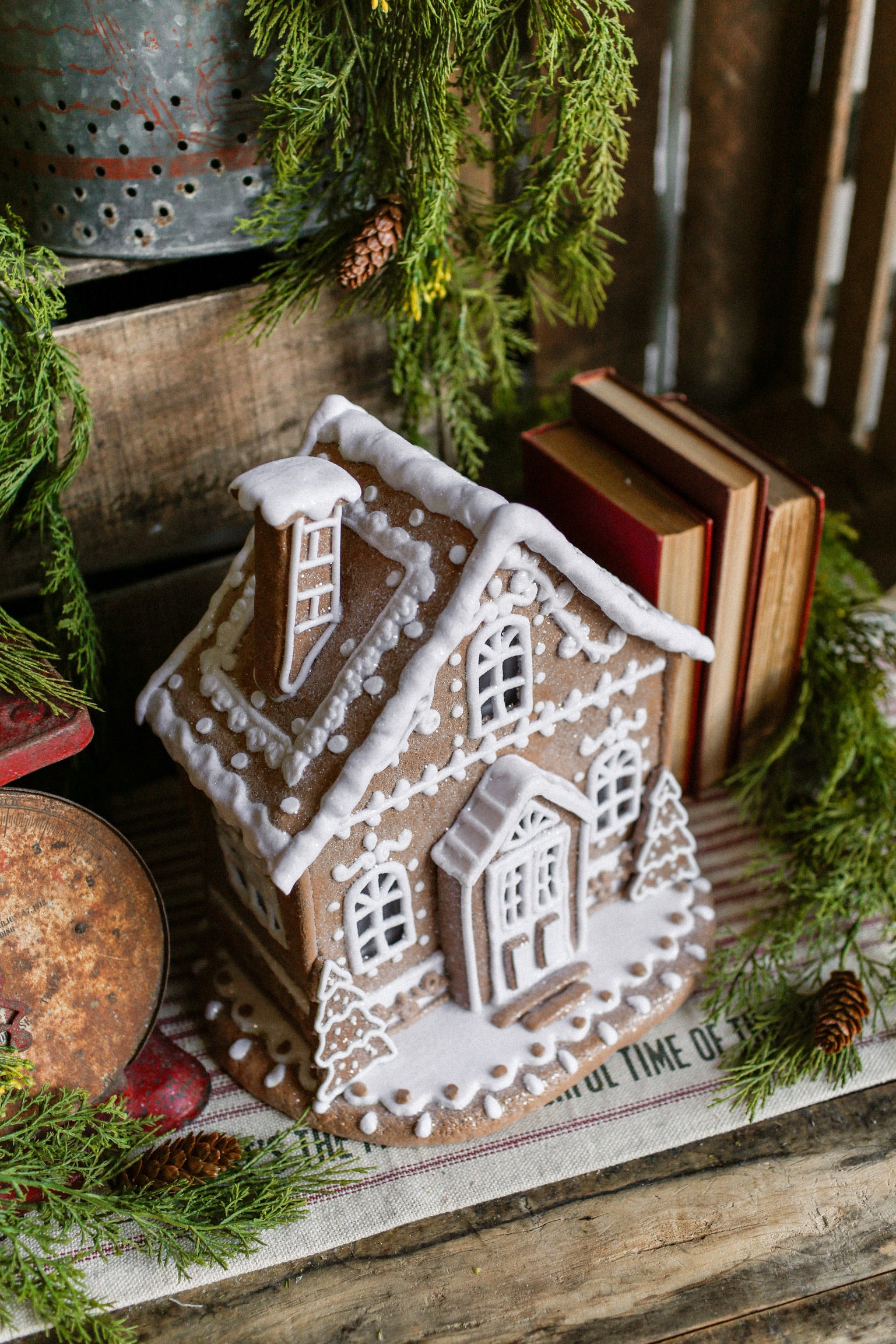 White Icing Gingerbread House (XL)