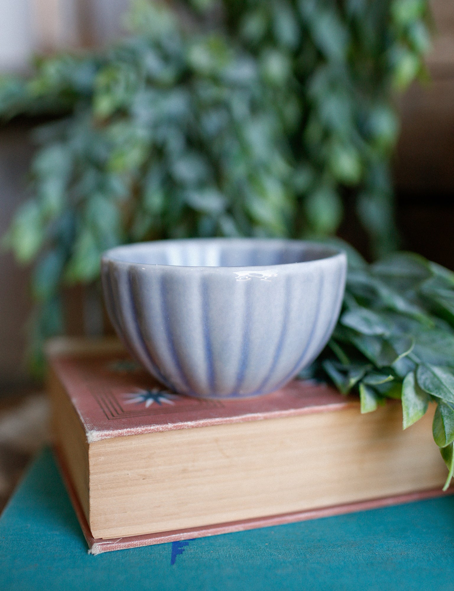 Stoneware Scalloped Bowl
