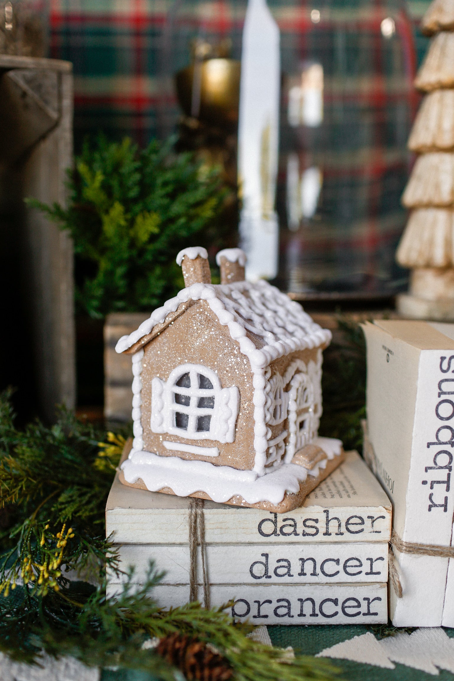 White Lighted Gingerbread House (M)