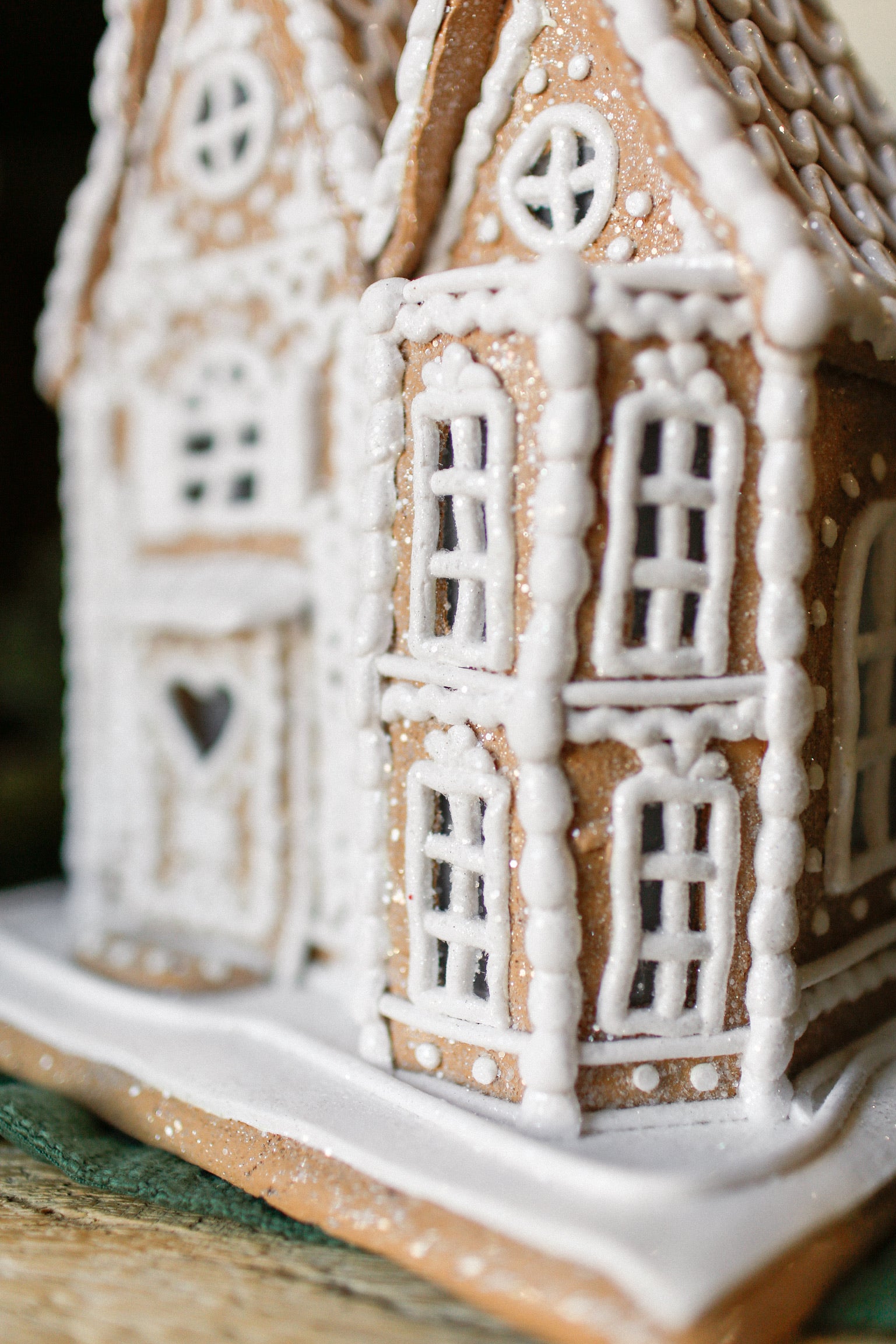 White Lighted Gingerbread House (XL)